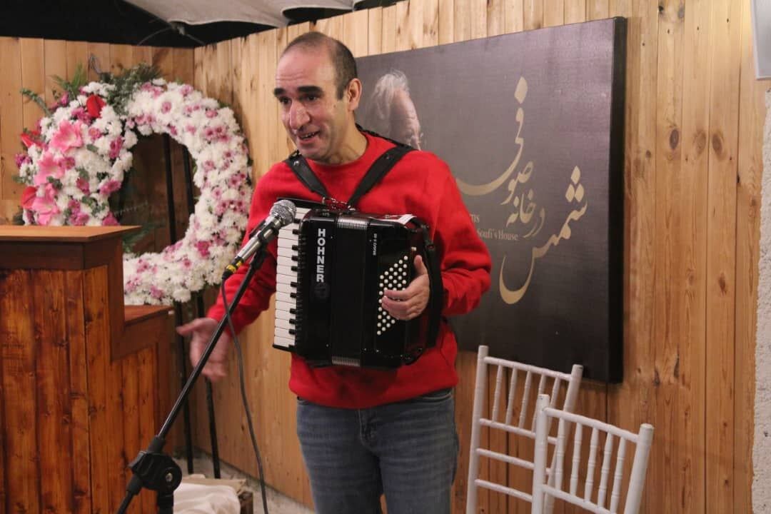 شاعری که اگر از او بپرسید چرا فیلم بازی کردی یا آواز خواندی؟ میگوید: دوست داشتم!/ شمس لنگرودی ۷۶ ساله شد