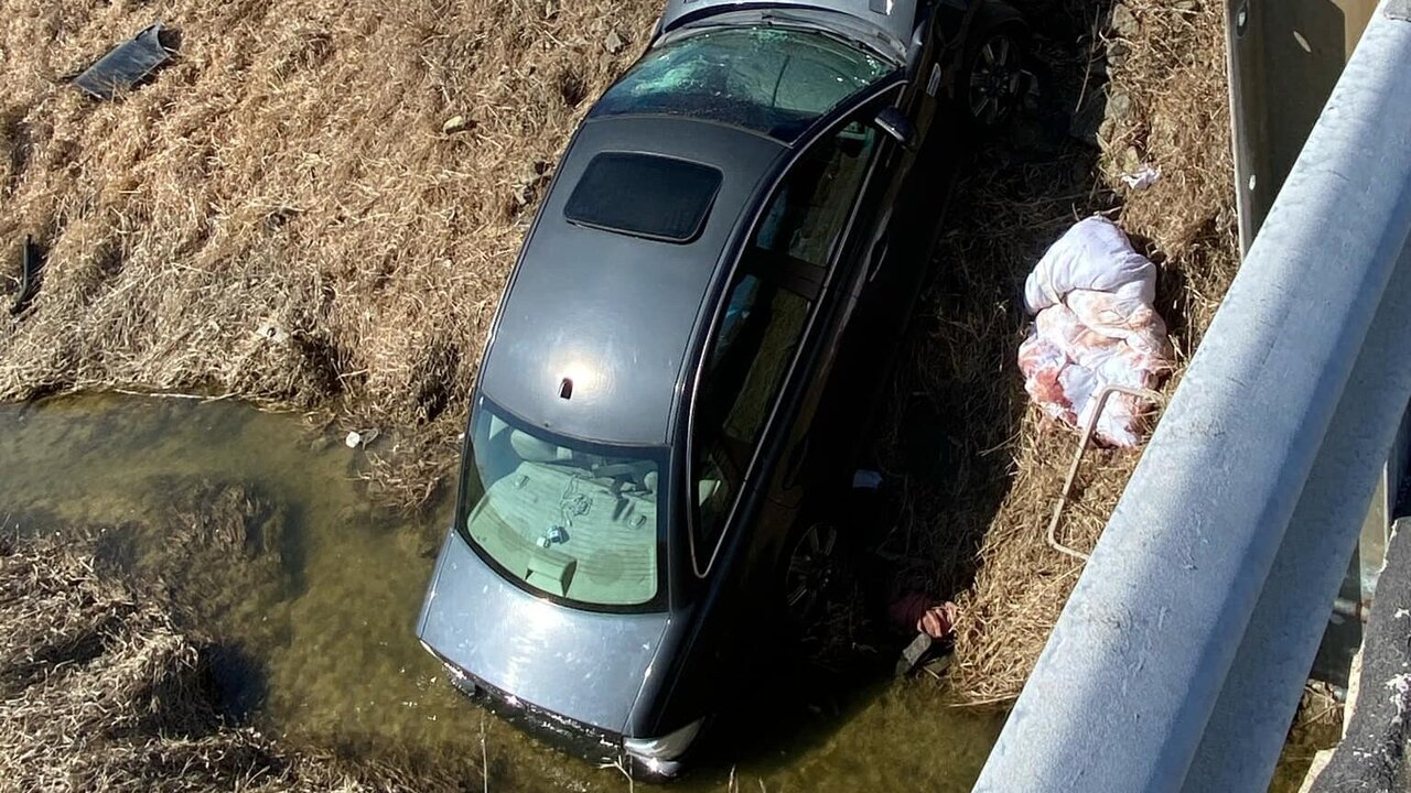 ببینید | مردم با دست خالی خودروی سقوط کرده را بیرون کشیدند!