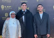 عکس| ورود عجیب اشرف حکیمی با اسکوتر به مراسم بهترین‌ها