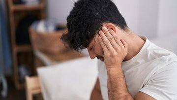 علت وزوز گوش چیست؟ بررسی دلایل و روش‌های درمان