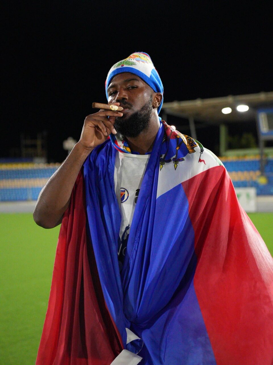 عکس| استیل گنگ مهاجم استقلال با سیگار برگ پس از صعود به جام جهانی