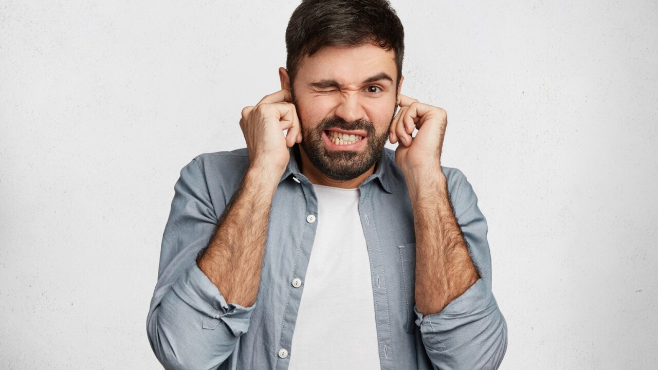 علت وزوز گوش چیست؟ بررسی دلایل و روش‌های درمان