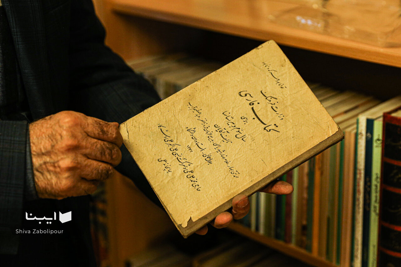 مردی که دیپلم نگرفت تا چراغ کتابفروشی خاموش نشود