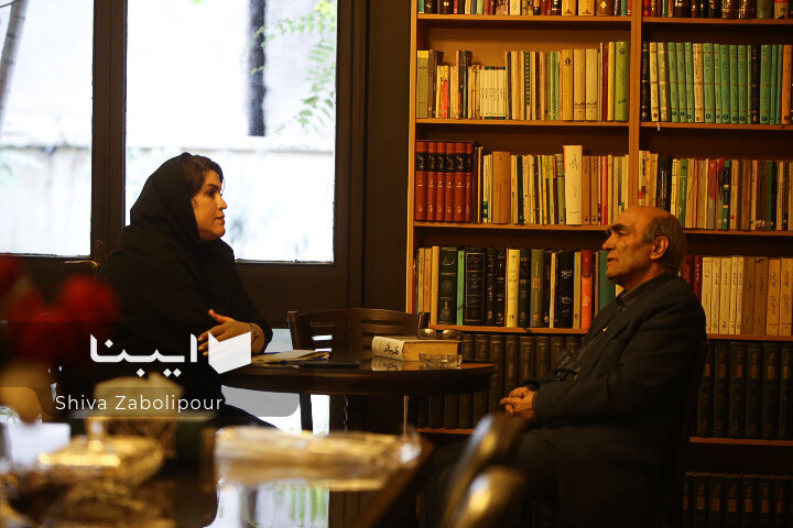 مردی که دیپلم نگرفت تا چراغ کتابفروشی خاموش نشود