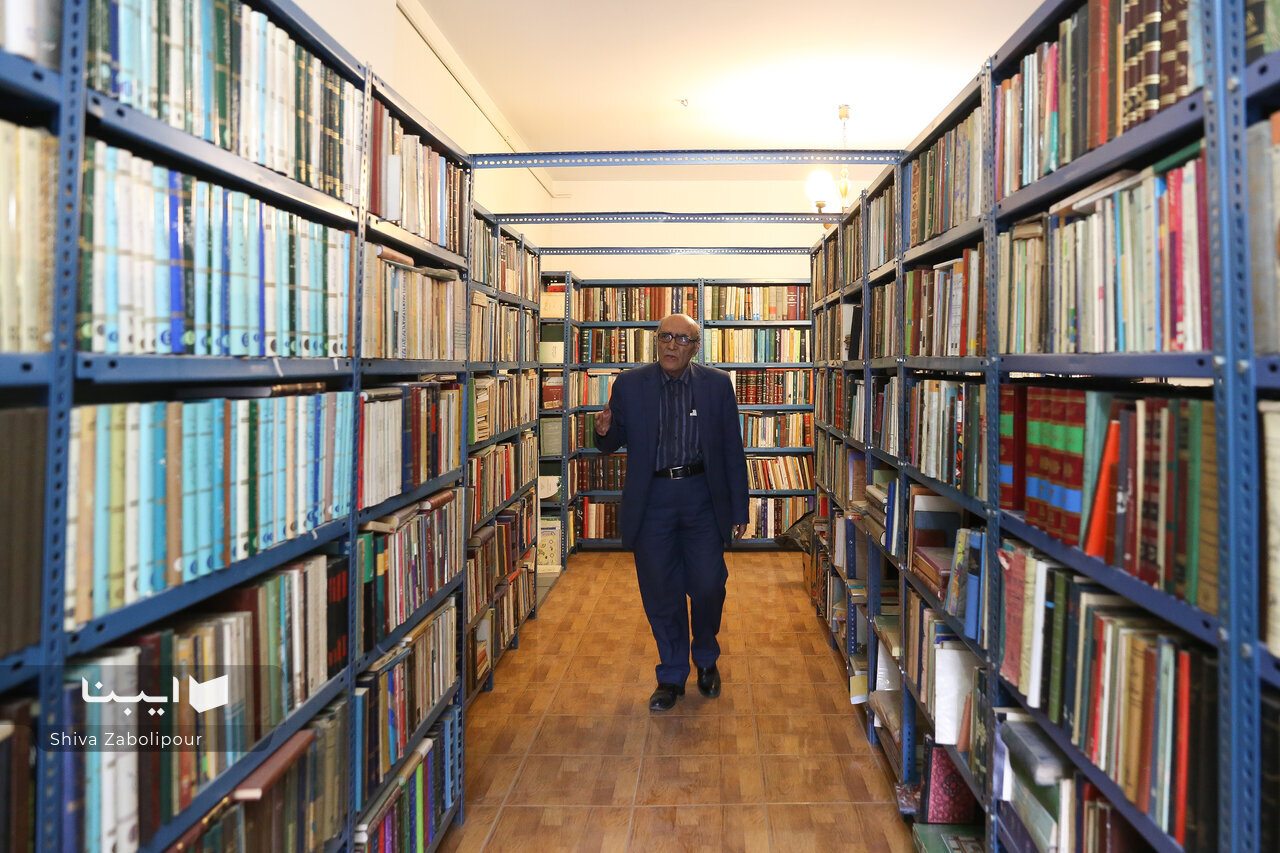 مردی که دیپلم نگرفت تا چراغ کتابفروشی خاموش نشود