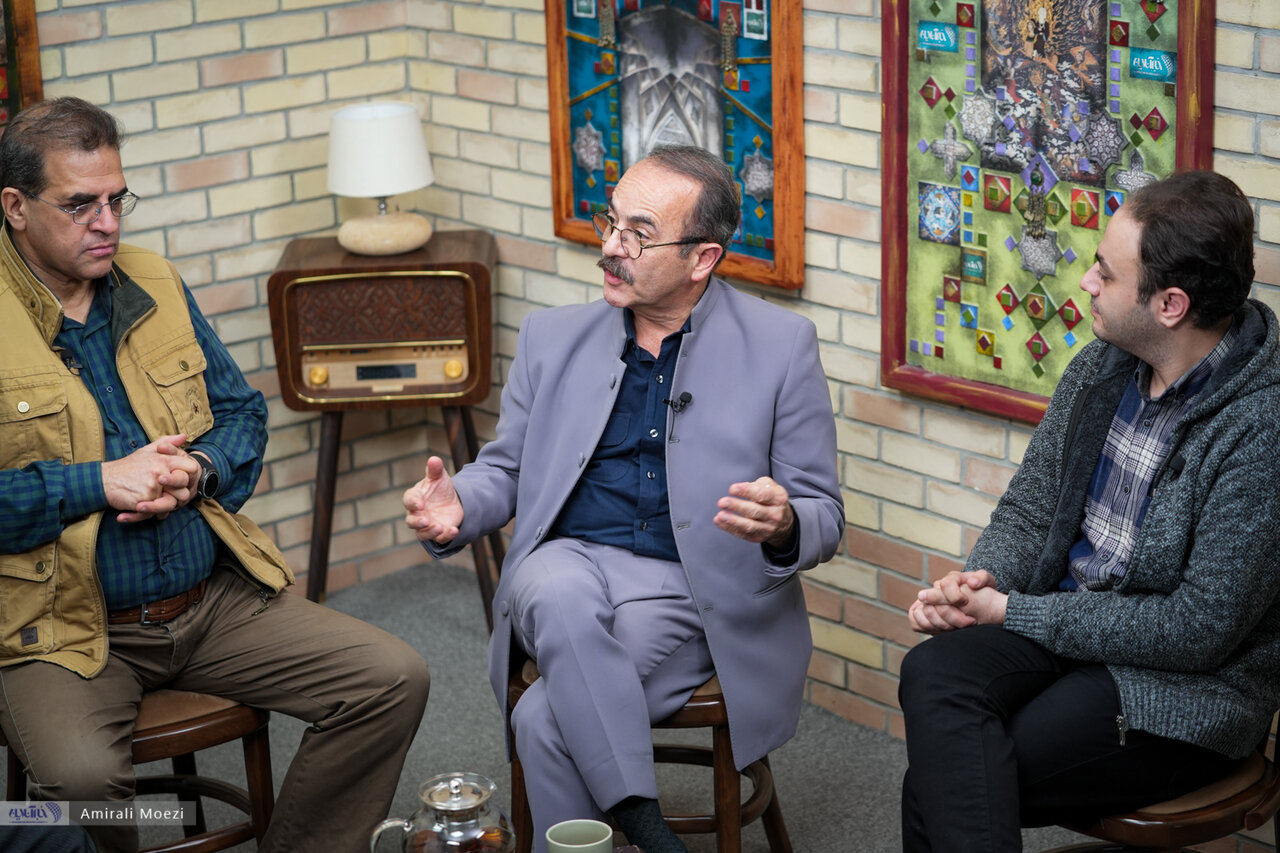 گزارشی درباره مشکلات و بی‌توجهی‌هایی که روح‌الله خالقی را از پا درآورده است: سرود «ای ایران» به‌عنوان نماینده‌ای از احساسات طبقه متوسط جامعه شکل گرفت.