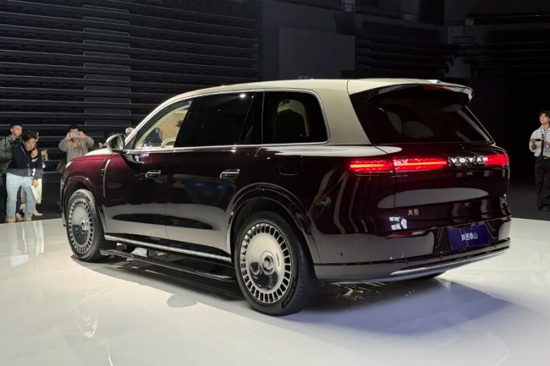 تقلید برند وارداتی ایران از مرسدس بنز / رقابت با شاسی‌بلندهای لوکس