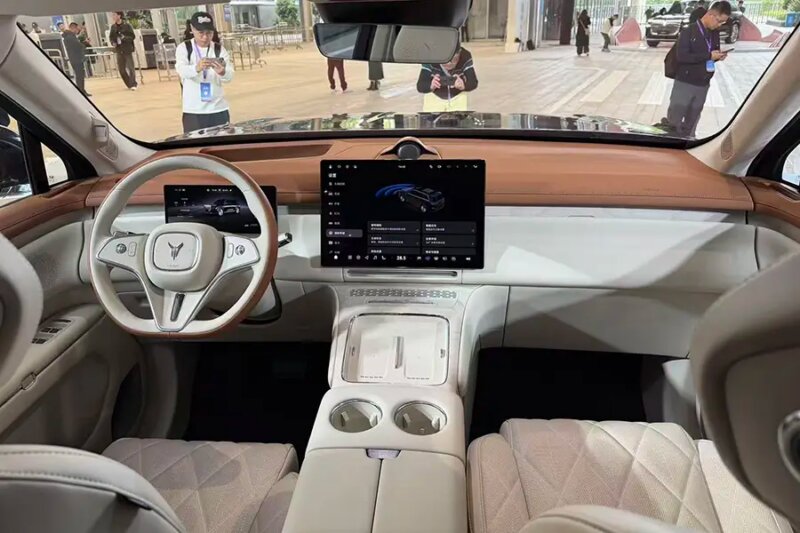 تقلید برند وارداتی ایران از مرسدس بنز / رقابت با شاسی‌بلندهای لوکس