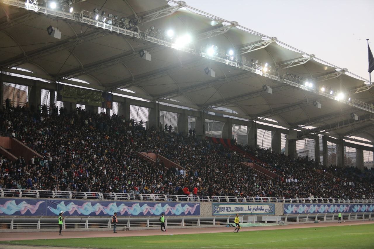 زنان بازهم پشت درهای بسته ورزشگاه امام رضا (ع) ماندند / استقبال باورنکردنی از مسابقه ابومسلم 2