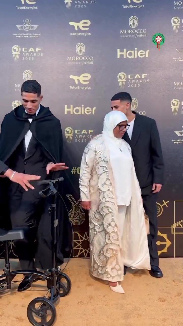 عکس| ورود عجیب اشرف حکیمی با اسکوتر به مراسم بهترینها