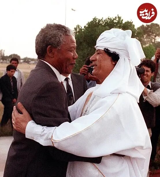 عکس/ نلسون ماندلا در آغوش سرهنگ قذافی در لیبی؛ سال ۱۳۶۹
