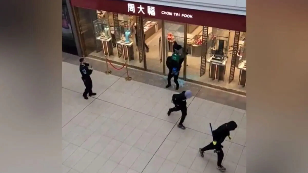 ببینید | سرقت از جواهرفروشی وسط مرکز خرید در تورنتو!