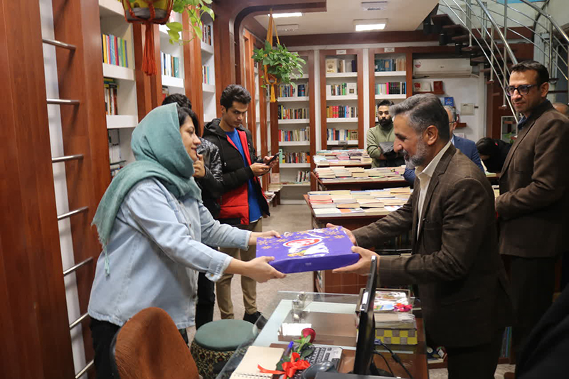 کتاب، گل و لبخند در شب آخر هفته کتاب
حرکتی ماندگار از مدیران فرهنگ‌دوست سمنان/ تجلیل از کتاب‌فروشان، سنگربانان خاموش فرهنگ