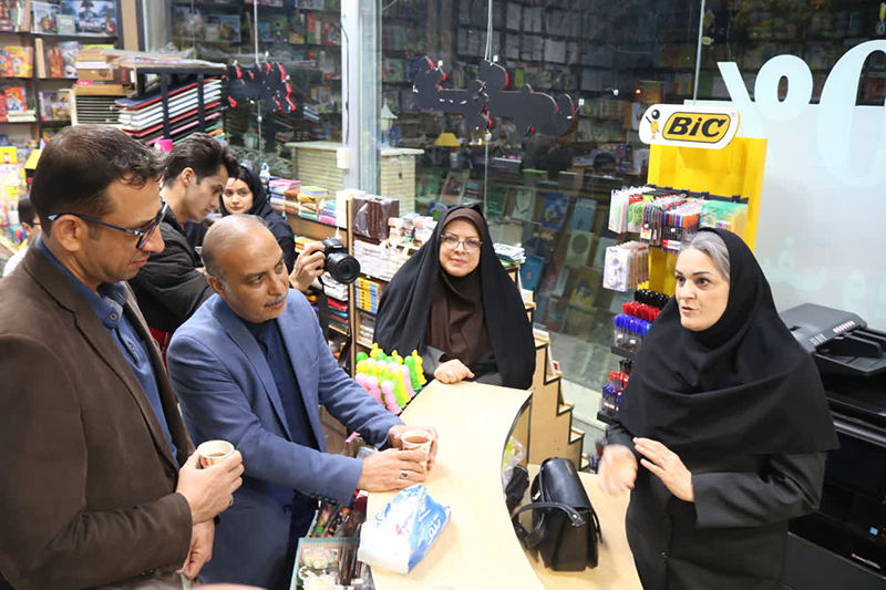 کتاب، گل و لبخند در شب آخر هفته کتاب
حرکتی ماندگار از مدیران فرهنگدوست سمنان/ تجلیل از کتابفروشان، سنگربانان خاموش فرهنگ