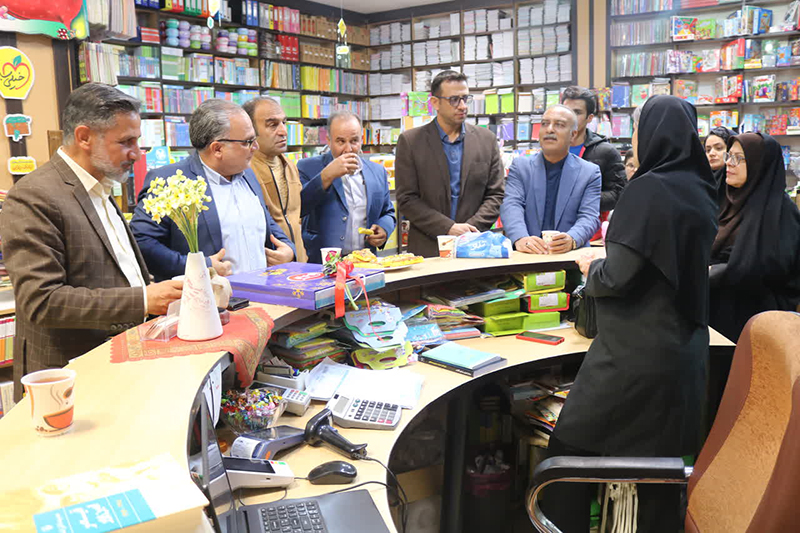 کتاب، گل و لبخند در شب آخر هفته کتاب
حرکتی ماندگار از مدیران فرهنگ‌دوست سمنان/ تجلیل از کتاب‌فروشان، سنگربانان خاموش فرهنگ