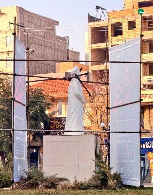 گاف وحشتناک پیمانکار شهرداری ارومیه در بستن بنرها به مجسمه سعدی / با عامل نصب داربست برخورد شد