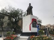 عکس  | اقدام زشت شهرداری ارومیه؛ زدن داربست به مجسمه سعدی به‌عنوان تکیه‌گاه برای بنرهای شهری!