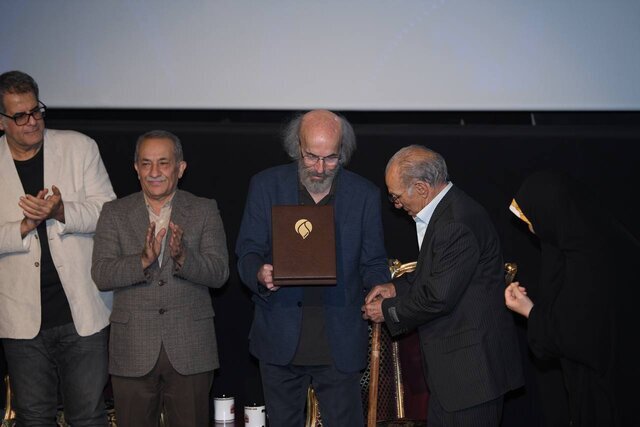 کارگردانِ 74 ساله‌ای که در 35 سالگی هم پیشتاز بود / تقدیر از کهن‌سال‌ترین «سینماگر» در قیدِ حیات سینمای ایران / تجلیل از زنِ در سایه‌ی سینما 3