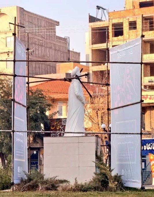 عکس  | اقدام زشت شهرداری ارومیه؛ زدن داربست به مجسمه سعدی به‌عنوان تکیه‌گاه برای بنرهای شهری!