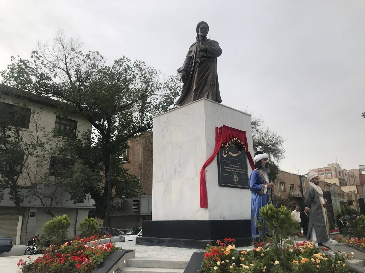 عکس | اقدام زشت شهرداری ارومیه؛ زدن داربست به مجسمه سعدی بهعنوان تکیهگاه برای بنرهای شهری!