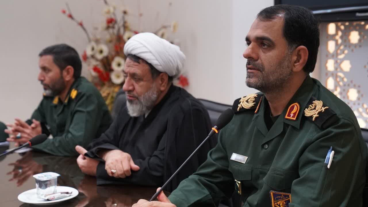 فرماندهان سپاه ثارالله با امام جمعه کرمان دیدار کردند. در این ملاقات که به بررسی موارد مختلف مرتبط با امنیت و فعالیت‌های اجتماعی پرداخته شد، تاکید بر همکاری‌های بیشتر میان نهادهای نظامی و مذهبی صورت گرفت. این نشست به هدف تقویت ارتباطات و همفکری در زمینه مسائل منطقه‌ای برگزار گردید.