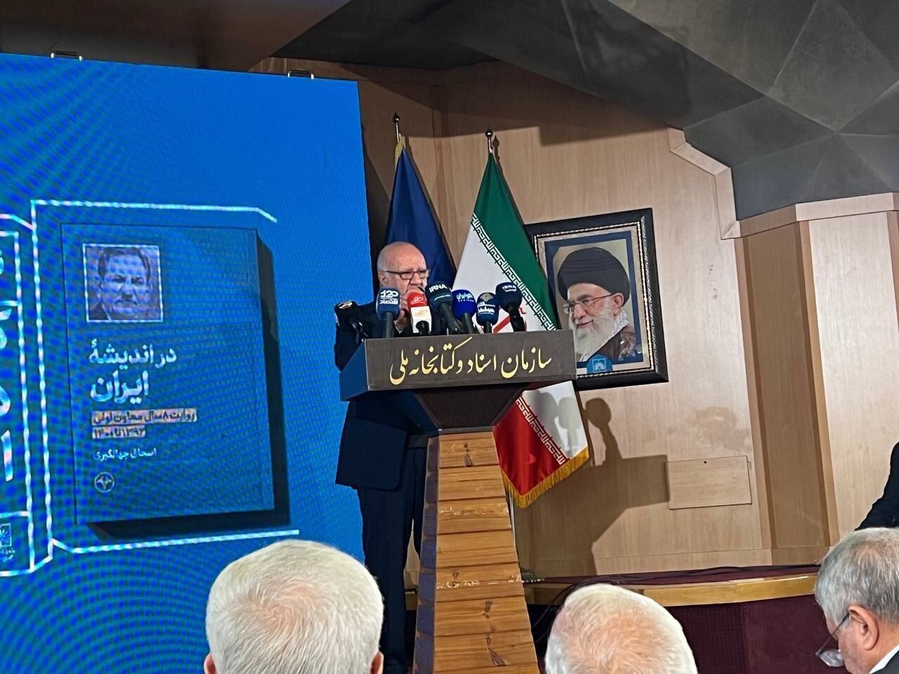 رونمایی از کتابِ اسحاق جهانگیری با حضور محمدجواد ظریف و بیژن نامدارزنگنه / «در اندیشه ایران» نه خاطره‌گویی‌ست و نه آرزواندیشی 2