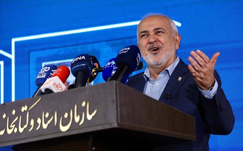 رونمایی از کتابِ اسحاق جهانگیری با حضور محمدجواد ظریف و بیژن نامدارزنگنه/ «در اندیشه ایران» نه خاطره‌گویی‌ست و نه آرزواندیشی