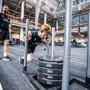 مادربزرگ ۷۱ ساله در مسابقات هایروکس، قدرت بدنی خود را به رخ کشید