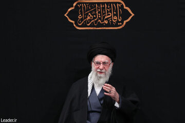 تصاویری از اولین شب مراسم عزاداری شهادت حضرت زهرا در حسینیه امام خمینی / مداح معروف در بیت رهبری / پزشکیان و اژه‌ای کنار هم نشستند