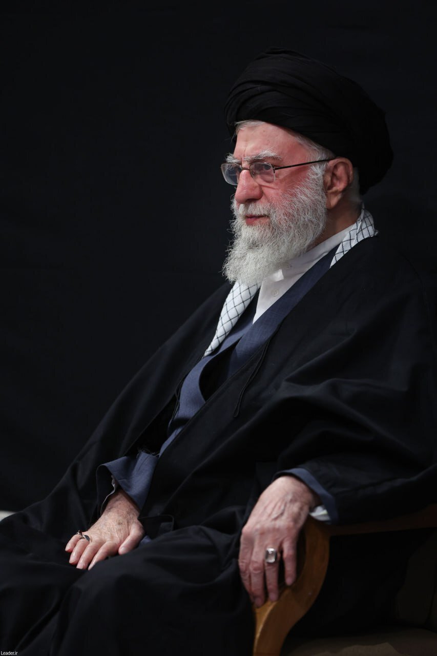 انگشتر خاص در دست رهبر انقلاب در نخستین شب عزاداری شهادت حضرت زهرا (س) + تصویر 2