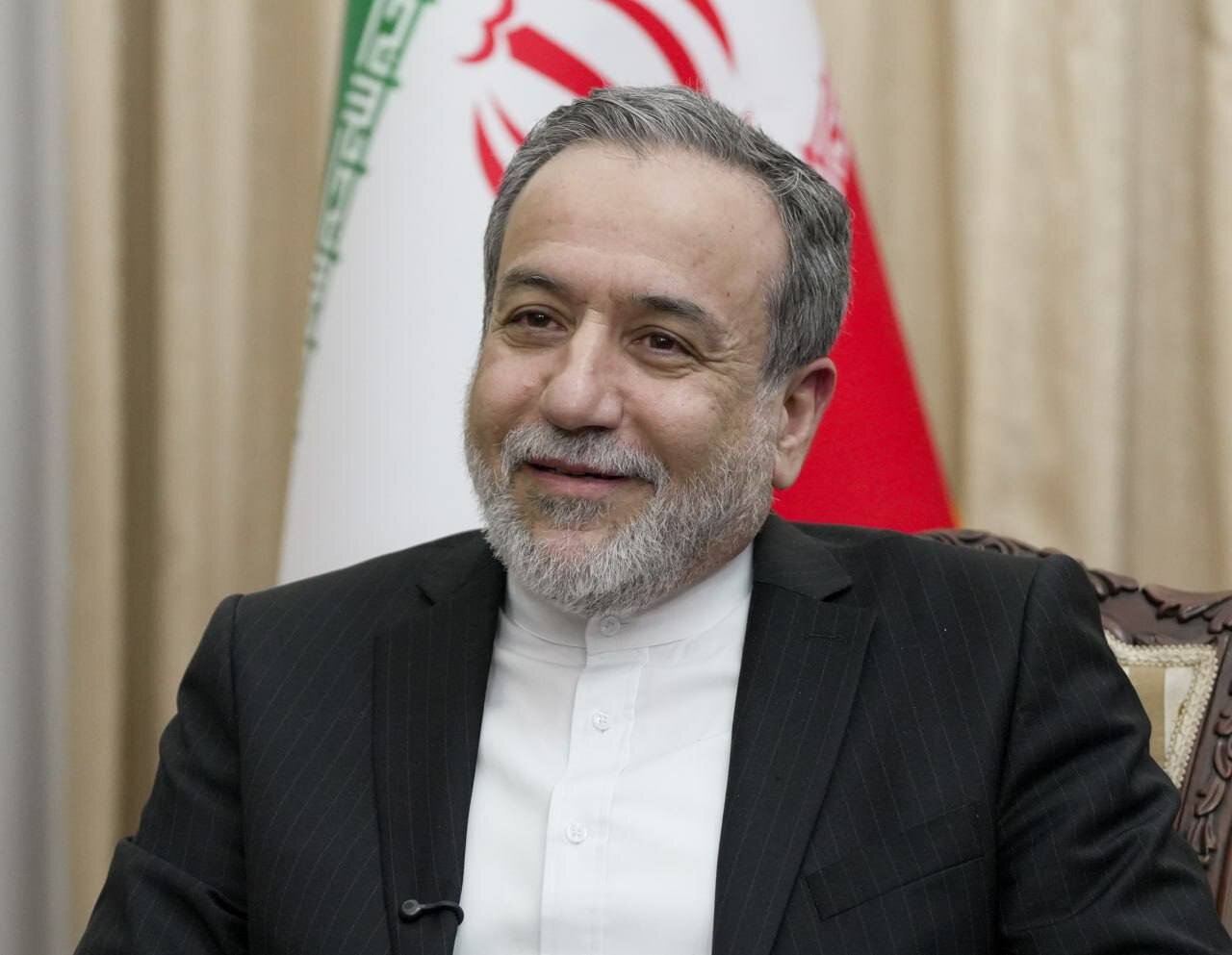 خبرنگار اکونومیست به عراقچی: چرا اکنون، پس از حمله اخیر،حرف ترامپ را جدی نمی‌گیرید و نمی‌گویید «به تهران بیا، بیایید توافق کنیم»؟ وزیر خارجه پاسخ داد