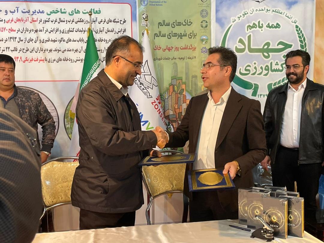 امضای تفاهمنامه استفاده از فناوریهای جدید برای تامین برق و آب و هوشمندسازی در واحدهای گلخانهای آذربایجانغربی