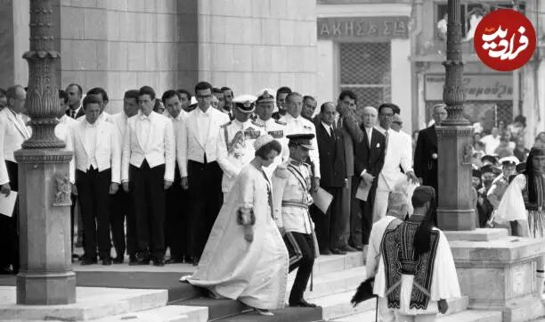 عکس/ ملک حسین، پادشاه اردن و همسرش در حال ورود به مراسم عروسی کنستانتین دوم در آتن؛ سال ۱۳۴۳