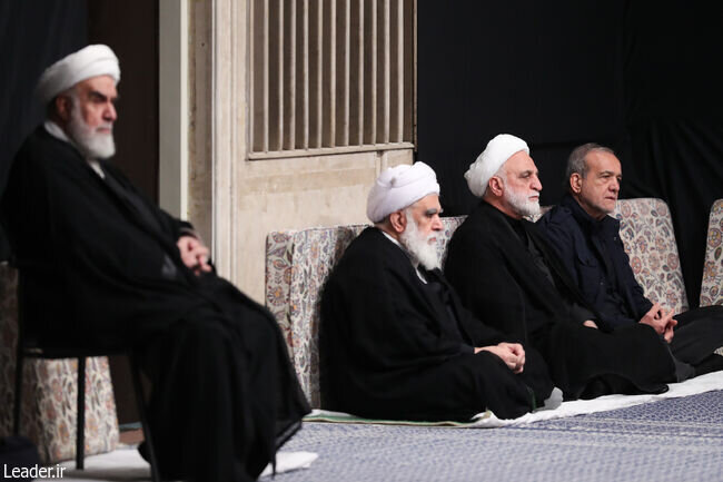 تصاویری از اولین شب مراسم عزاداری شهادت حضرت زهرا در حسینیه امام خمینی/ مداح معروف در بیت رهبری/ پزشکیان و اژهای کنار هم نشستند
