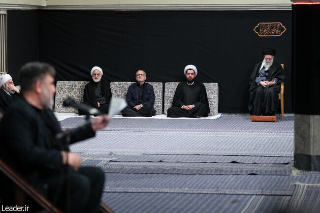 تصاویری از اولین شب مراسم عزاداری شهادت حضرت زهرا در حسینیه امام خمینی/ مداح معروف در بیت رهبری/ پزشکیان و اژهای کنار هم نشستند