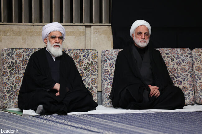 تصاویری از اولین شب مراسم عزاداری شهادت حضرت زهرا در حسینیه امام خمینی/ مداح معروف در بیت رهبری/ پزشکیان و اژهای کنار هم نشستند