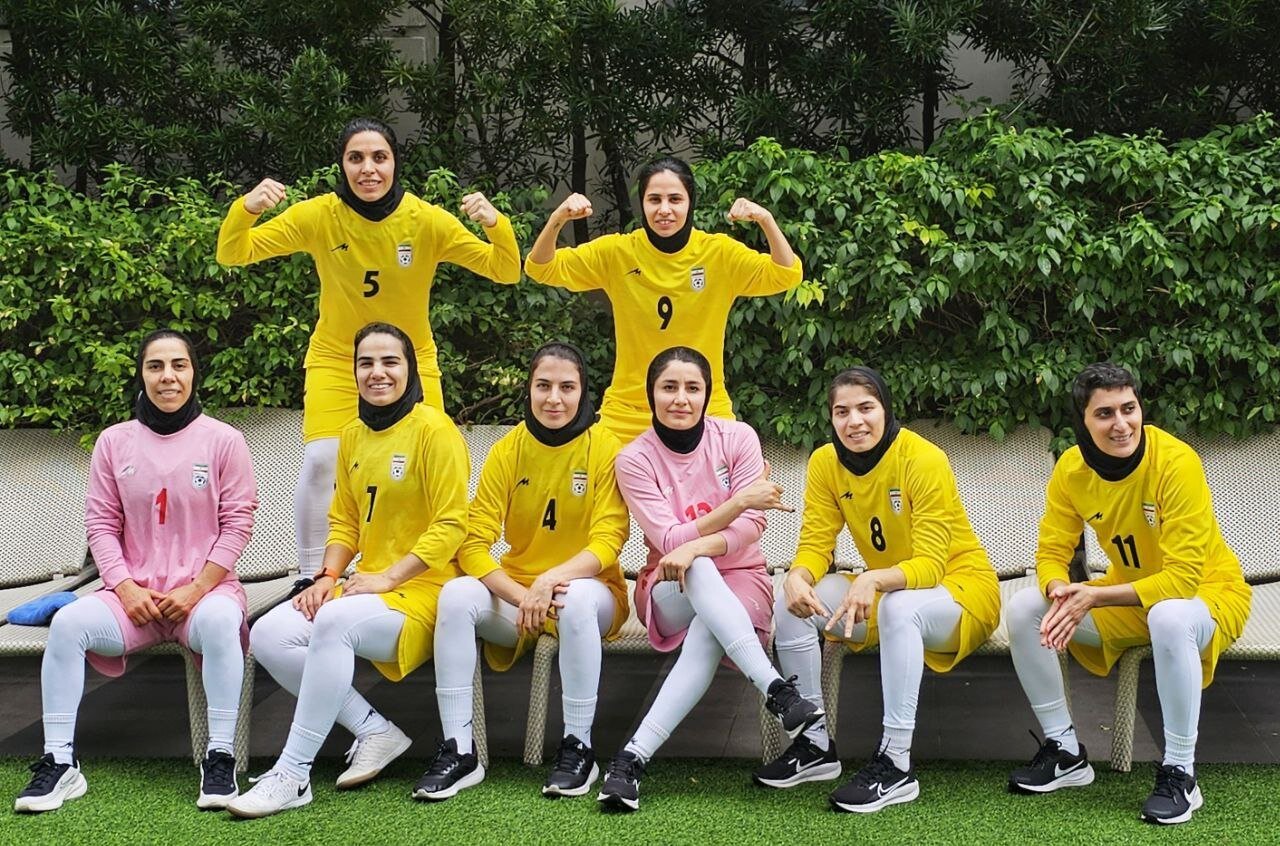 عکس | ژست دختران ایران در فیلیپین با پیام اینفانتینو