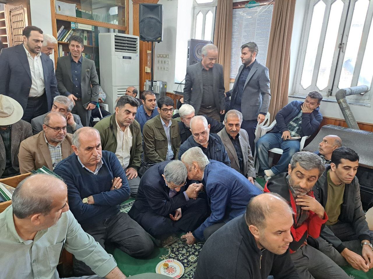 ژستهای خاص احمدینژاد در مراسم ختم خواهر مشایی + عکس