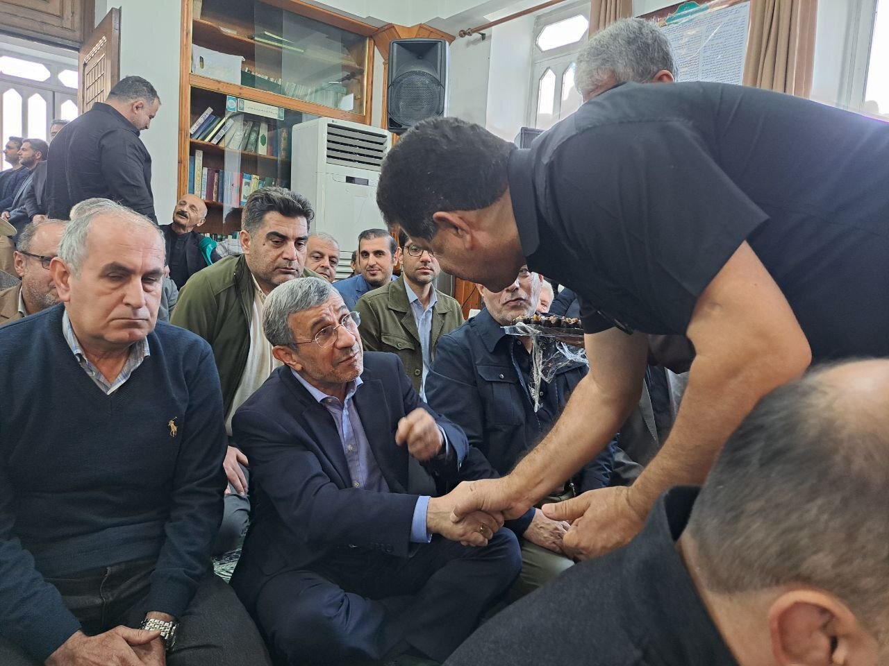 ژستهای خاص احمدینژاد در مراسم ختم خواهر مشایی + عکس