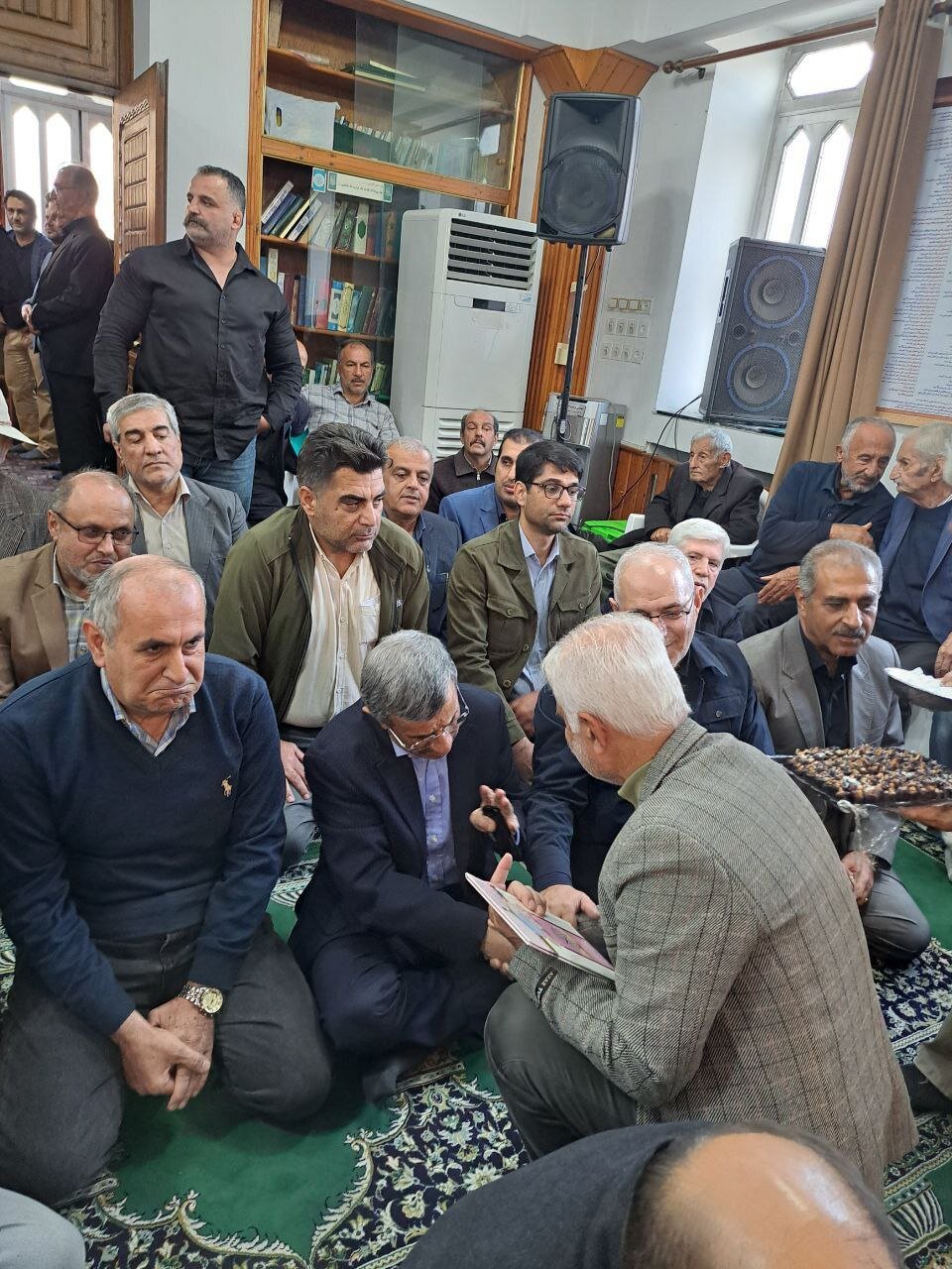 ژستهای خاص احمدینژاد در مراسم ختم خواهر مشایی + عکس