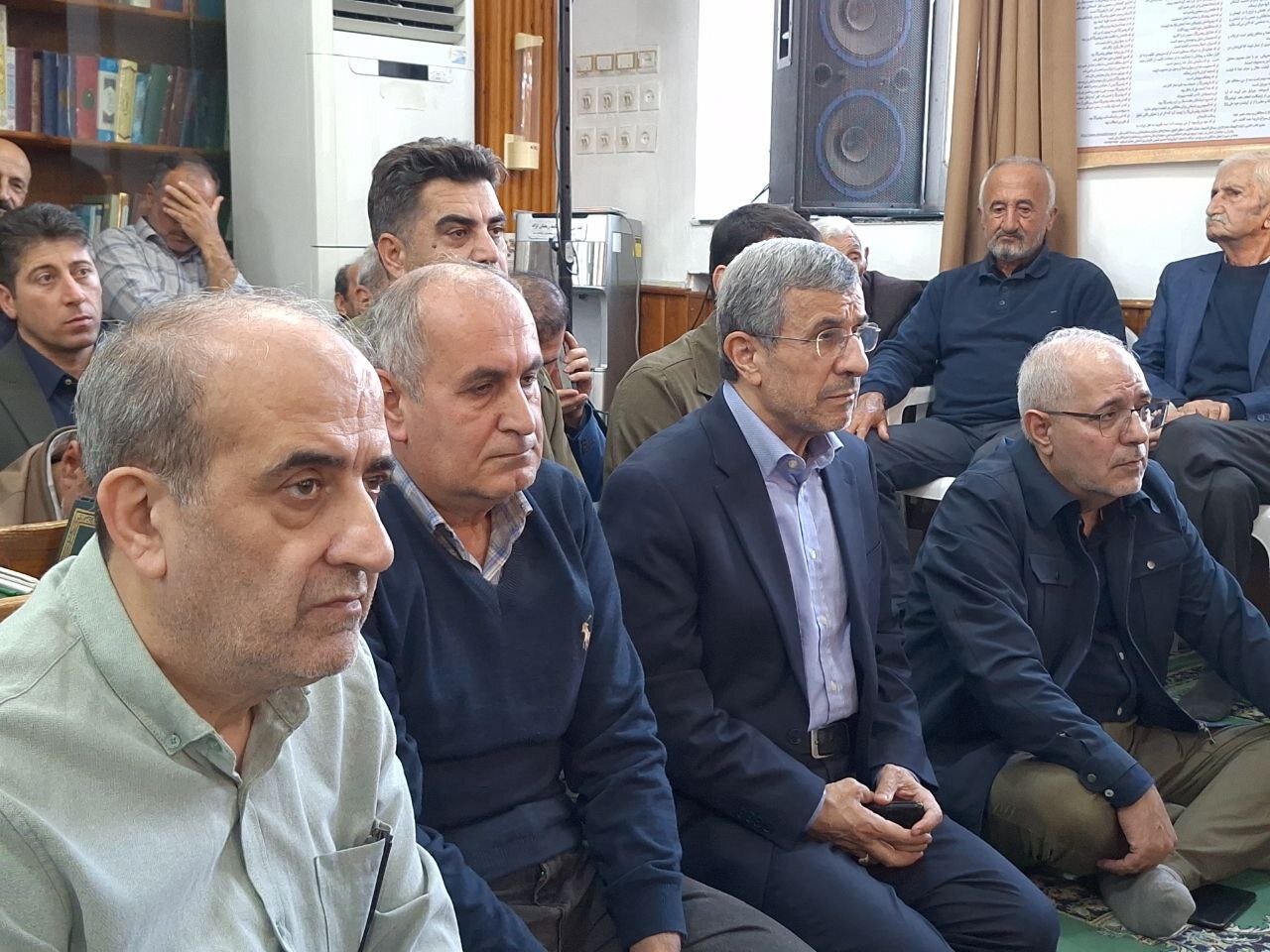 ژست‌های خاص احمدی‌نژاد در مراسم ختم خواهر مشایی + عکس 5