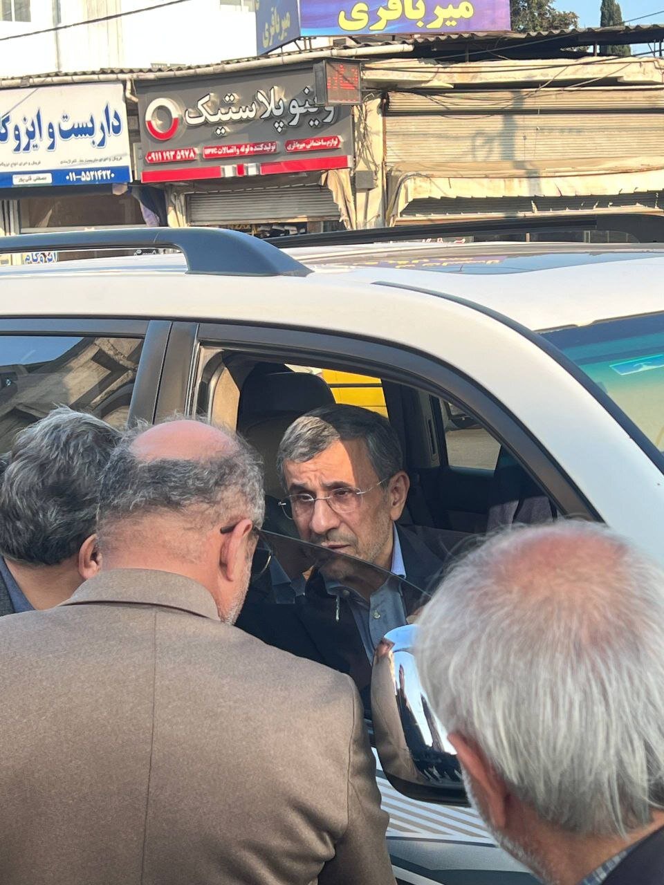 ژست‌های خاص احمدی‌نژاد در مراسم ختم خواهر مشایی + عکس 4