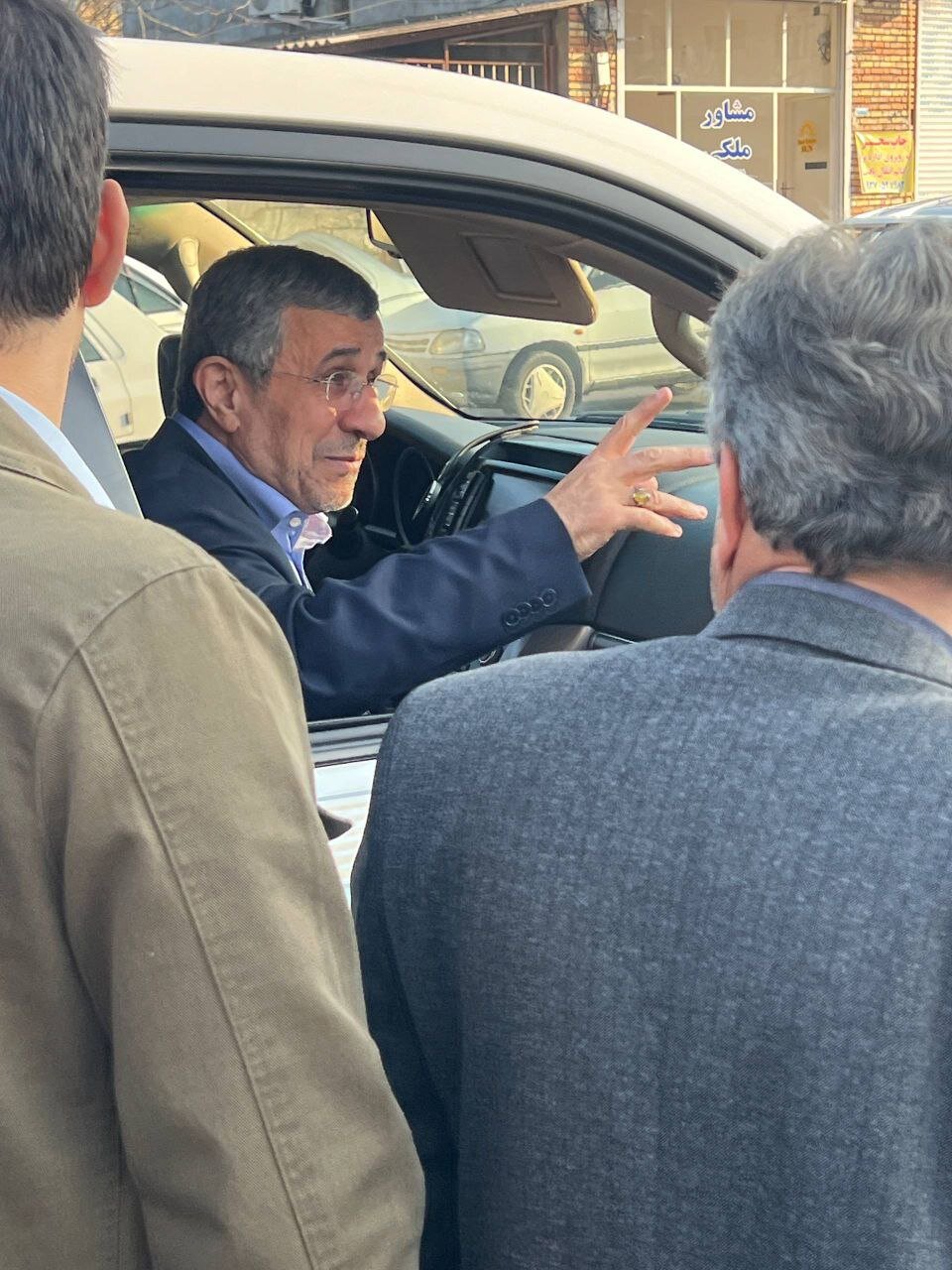 ژست‌های خاص احمدی‌نژاد در مراسم ختم خواهر مشایی + عکس 3