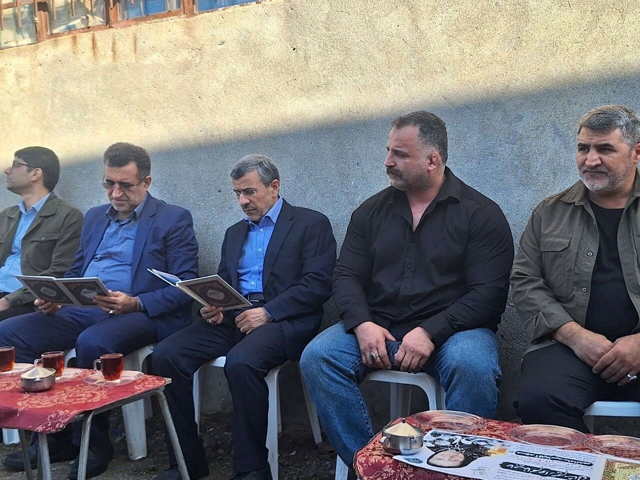 ژست‌های خاص احمدی‌نژاد در مراسم ختم خواهر مشایی + عکس 2