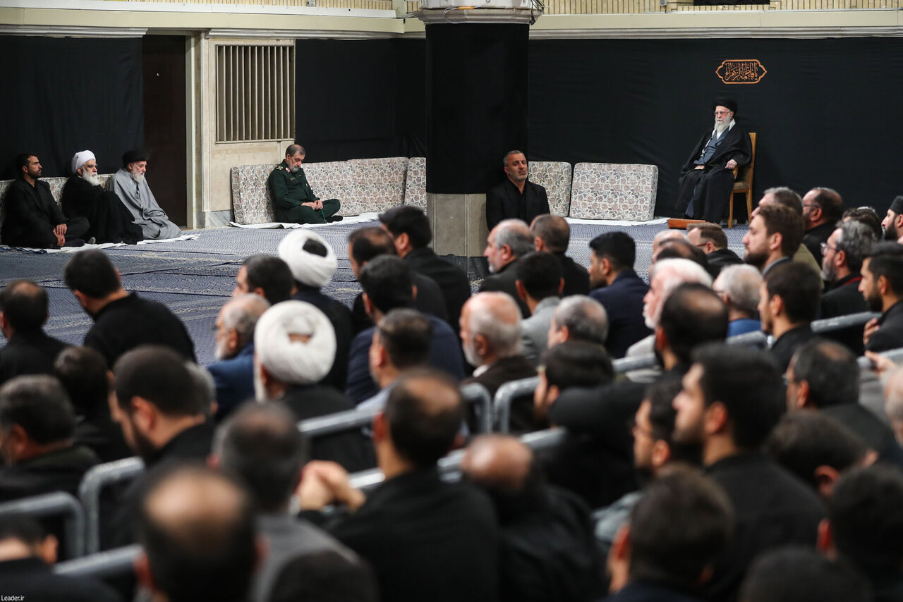 تصاویری از دومین شب عزاداری حضرت فاطمهالزهرا در حسینیه امام خمینی / کدام مقامات لشکری و کشوری حضور داشتند؟ 3