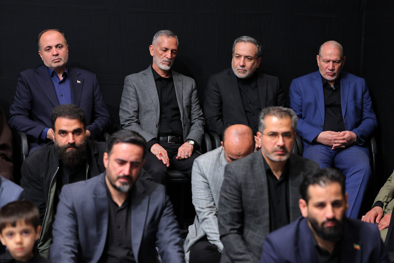 تصاویری از دومین شب عزاداری حضرت فاطمةالزهرا در حسینیه امام خمینی/ کدام مقامات لشکری و کشوری حضور داشتند؟