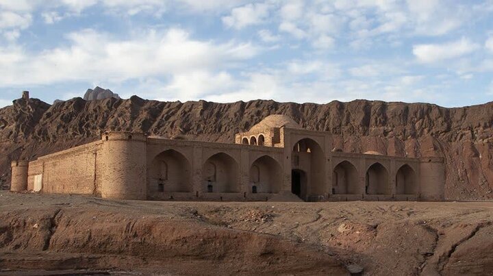 مرمت کاروانسرای چاه‌کوران راور آغاز شد