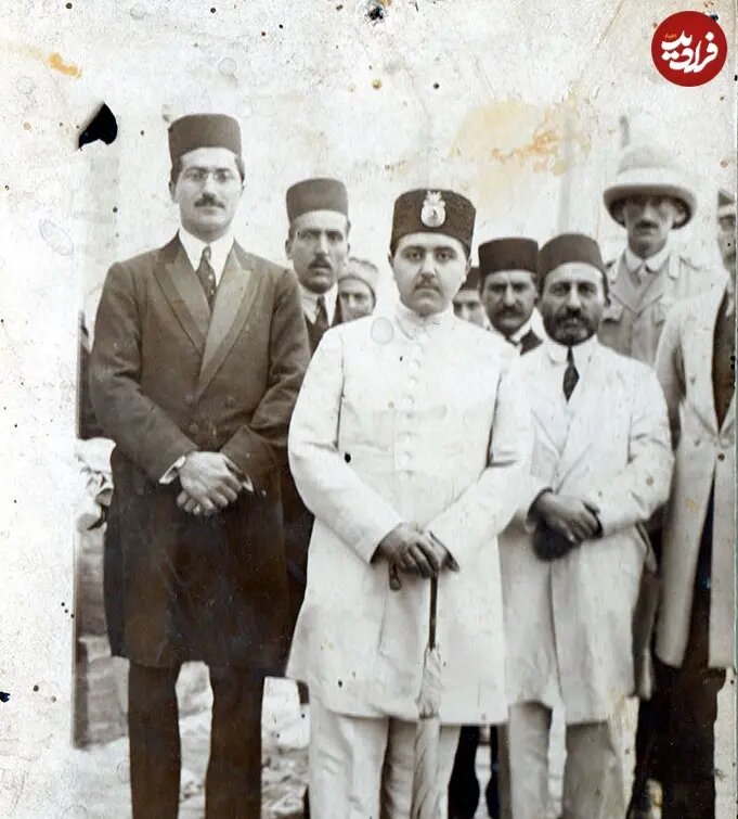 عکس/ احمدشاه قاجار با سبیل کم پشت در کنار چند تن از اطرافیان