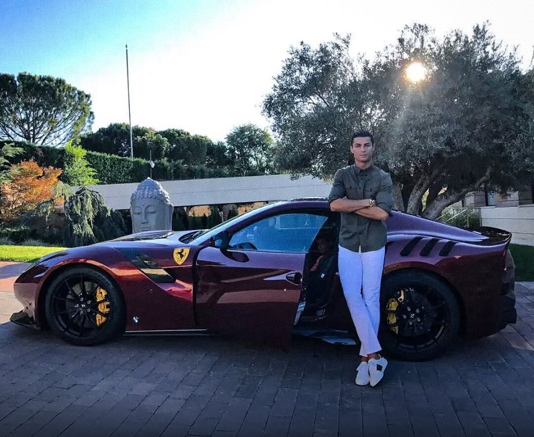 چرا رونالدو سوار خودروهای خودش نمی‌شود؟