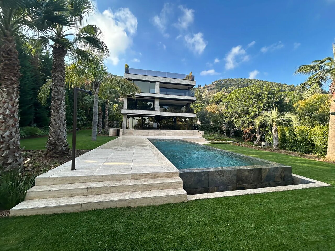 عکس | ویلای لاکچری گواردیولا در نزدیکی همسر سابق! 2